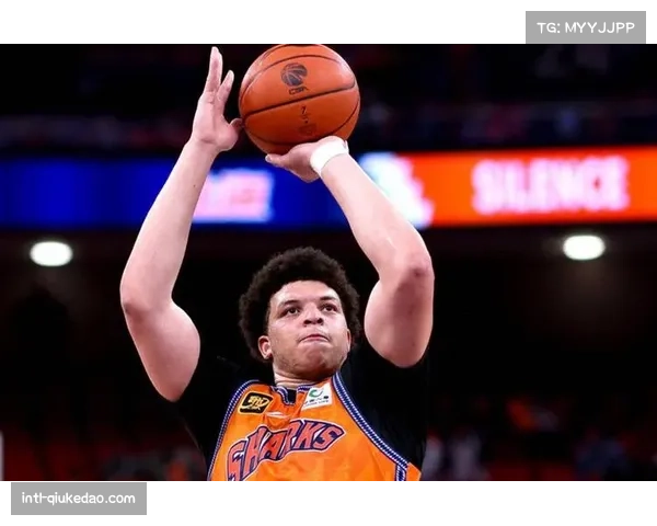 洛夫顿上赛季场均25.2分12.6篮板，荣膺CBA常规赛最佳国际球员