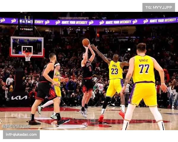 湖人太阳冲突瞬间，詹姆斯突破遭三人包夹裁判回看升级判罚