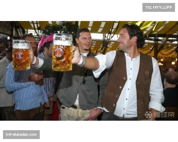 拜仁球员赛后赴慕尼黑啤酒节聚会，主帅孔帕尼与球员低调参与