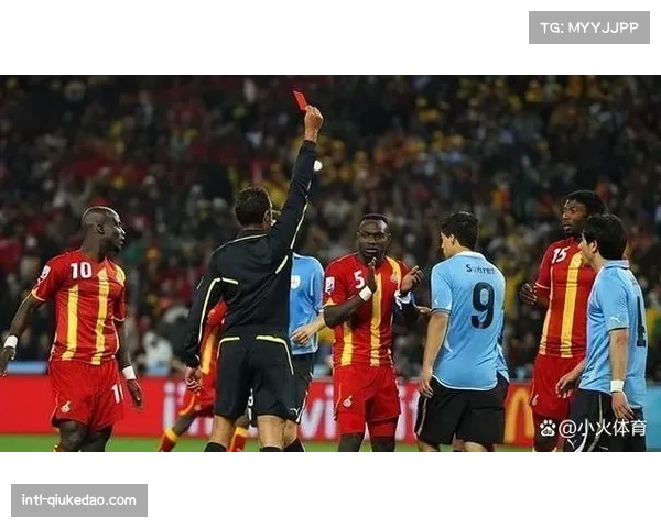 主裁判经VAR回看，取消了对摩纳哥球员的红牌判罚